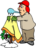 Mężczyzna zakrywający drzewko na polu